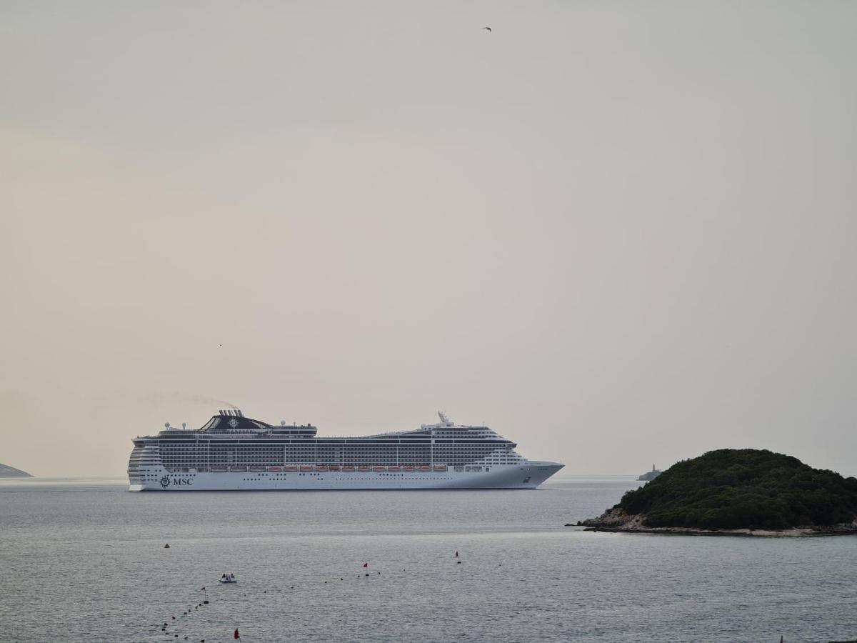 Villa Gezimi Ksamil Bilik gambar