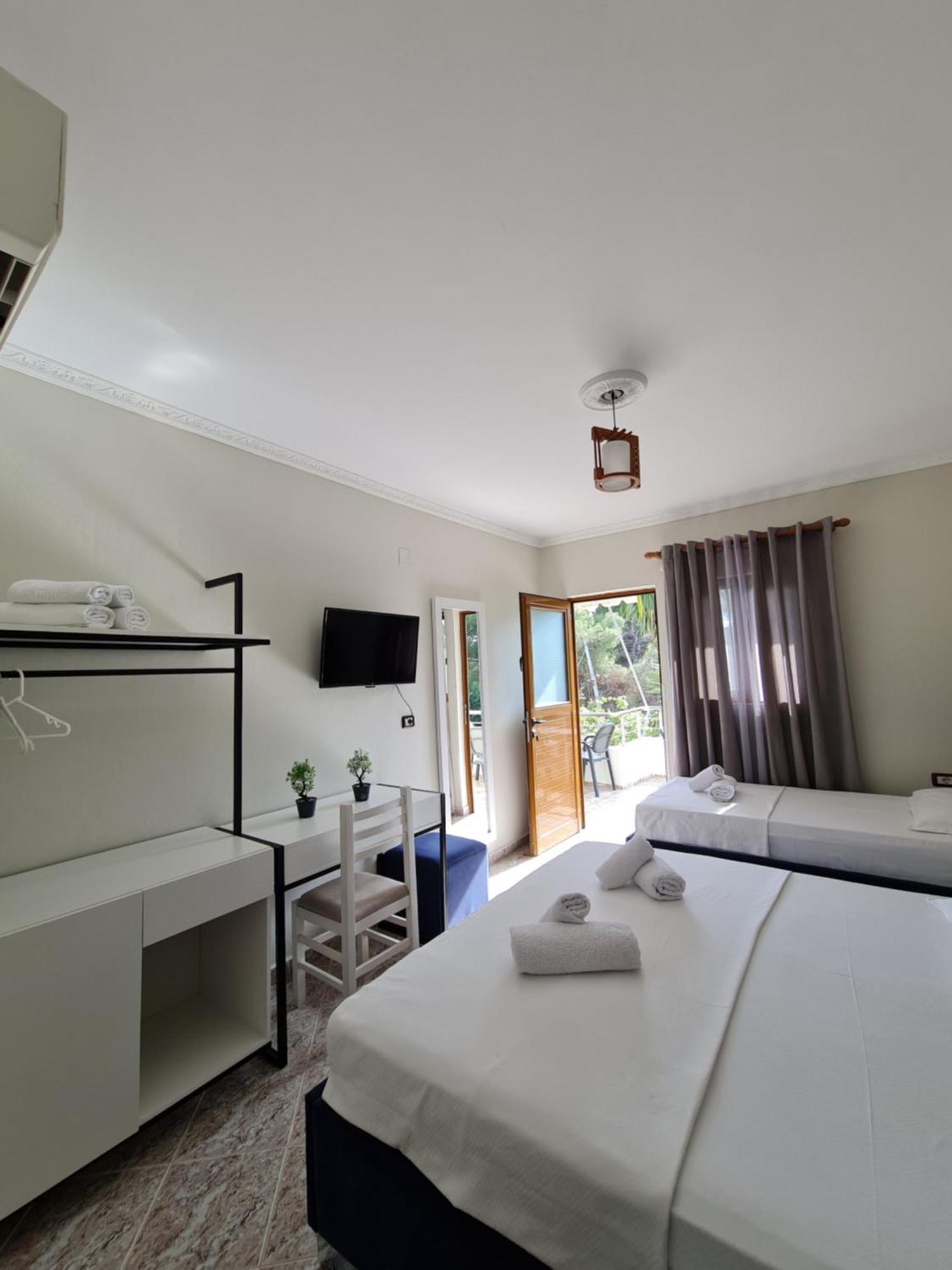Villa Gezimi Ksamil Bilik gambar