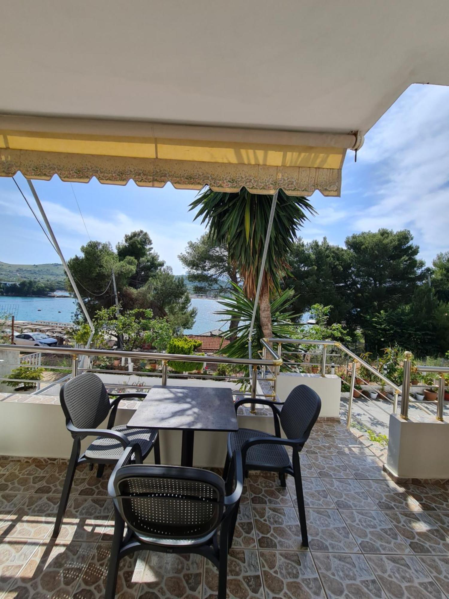 Villa Gezimi Ksamil Bilik gambar