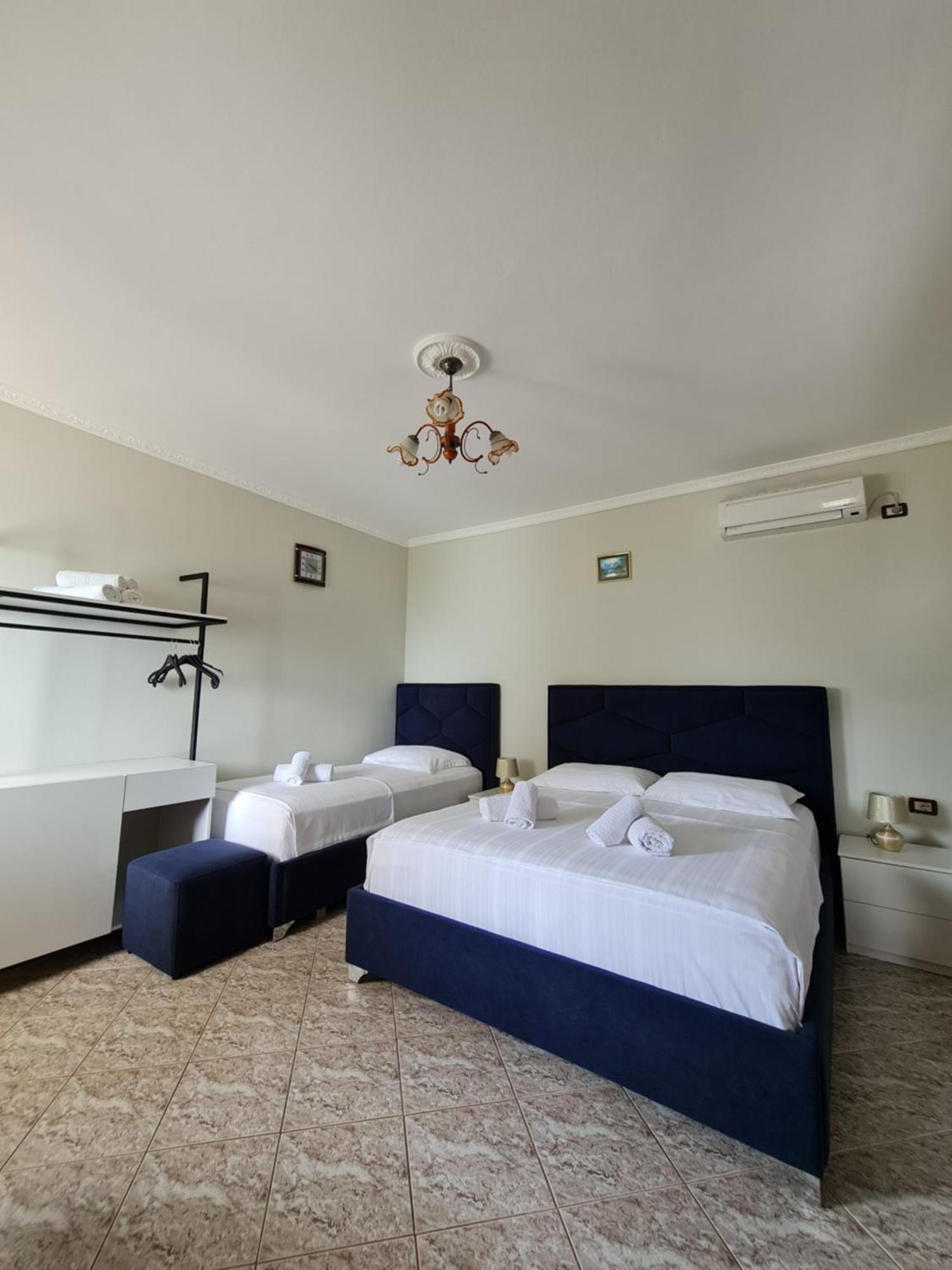 Villa Gezimi Ksamil Bilik gambar