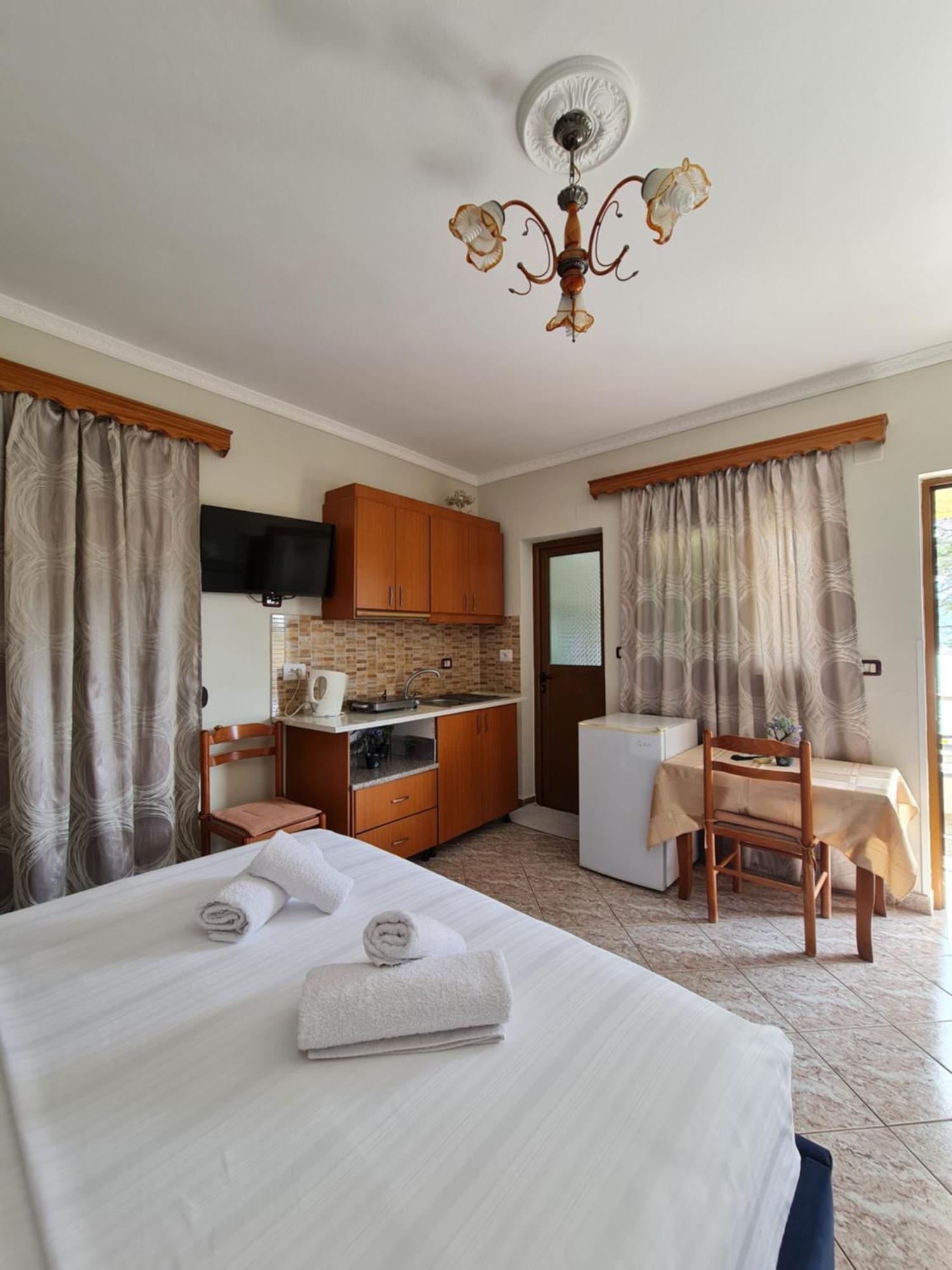 Villa Gezimi Ksamil Bilik gambar