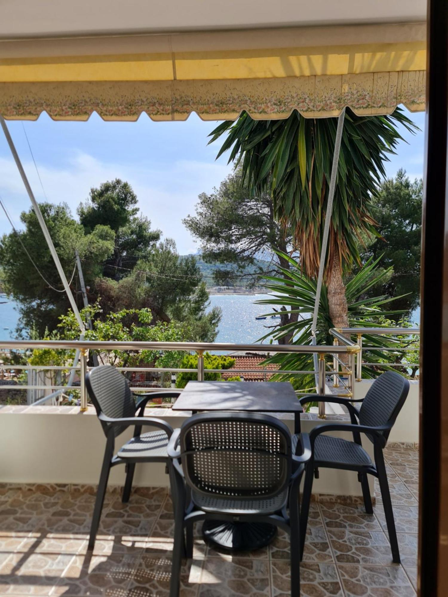 Villa Gezimi Ksamil Bilik gambar